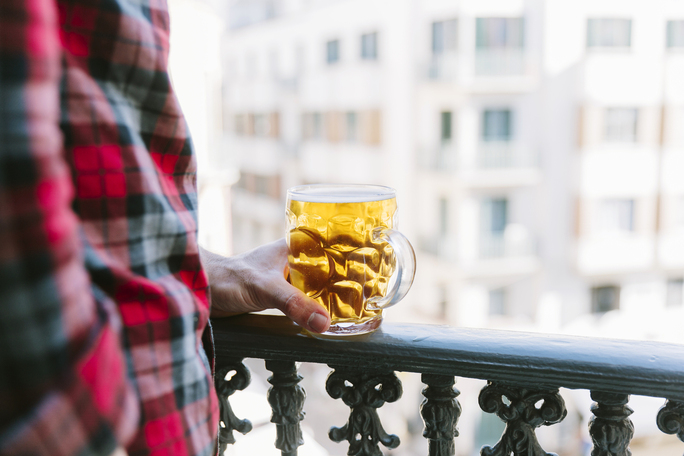 cerveza artesana española en vaso con el skyline de Pamplona al fondo